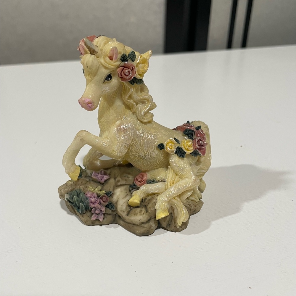 Vintage 1990s Rest Stop Souvenir Shop Resin Unicorn Figurine w/ Flowers